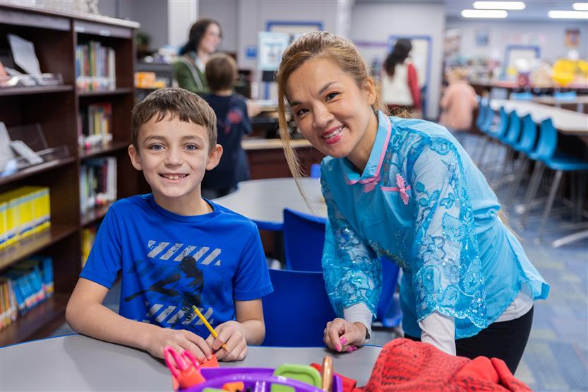 Students make red envelopes in the library